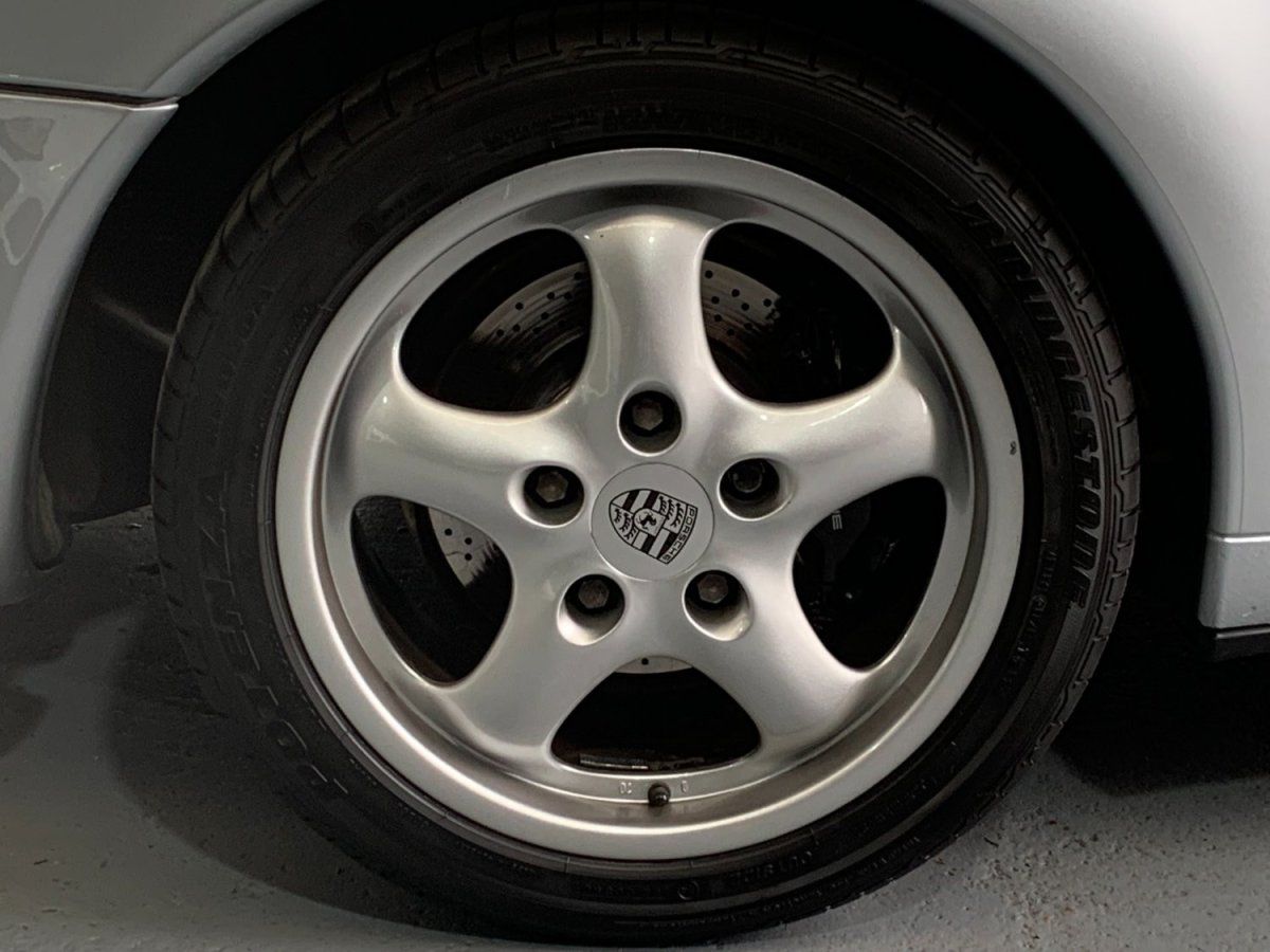Porsche 993 Carrera 1994 — jante et pneumatique (14)