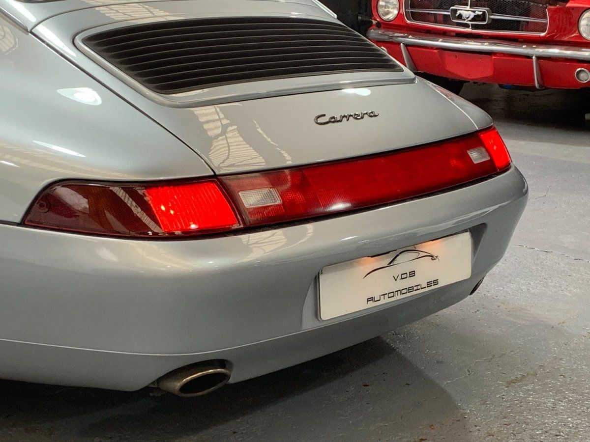 Porsche 993 Carrera 1994 — vue arriere trois-quarts (11)