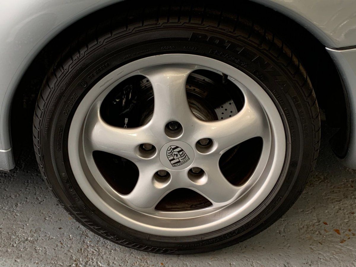 Porsche 993 Carrera 1994 — jante et pneumatique (17)