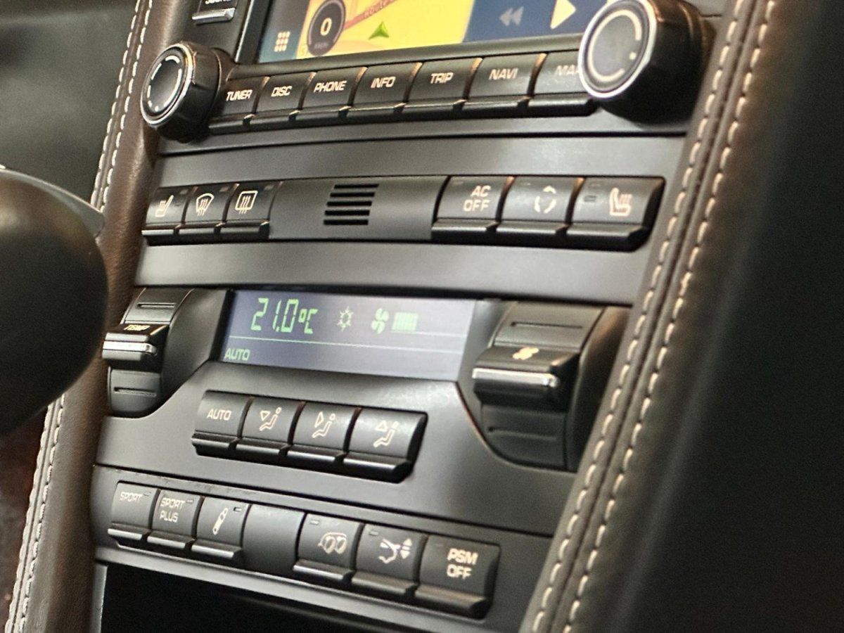 Porsche 997 Carrera 4S 2009 — detail interieur (39)